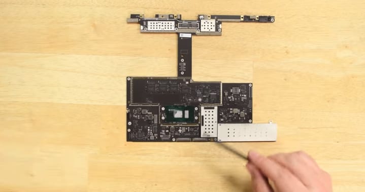Nem kerülhette el: a Surface Book 2-t is felboncolták, és egy rossz hírt is közöltek