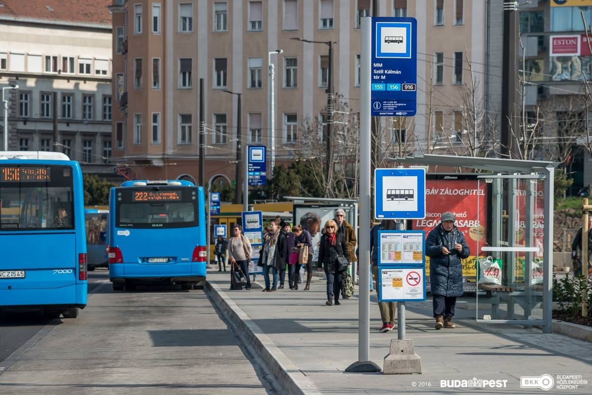 Ingyenessé tenné az általános iskolásoknak a fővárosi közlekedést az LMP