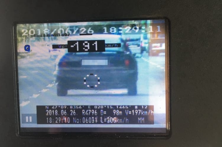 Nem számított a 40-es tábla: 195 km/órás sebességgel repesztett egy motoros a 4-es főúton.