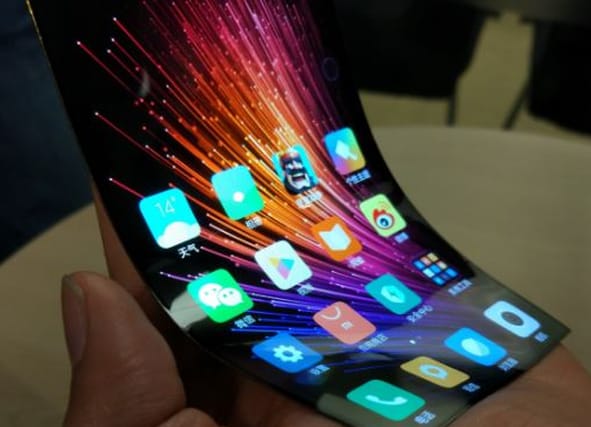 Kié lesz az első összehajtható telefon? Ha a szabadalmak száma döntene, sokan meglepődnének