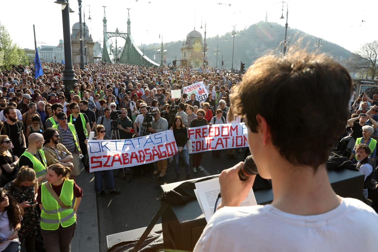 Tízezren tüntettek a CEU mellett: folytatják, ha a kormány nem lép vissza