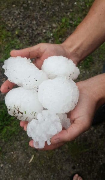 Óriási jégdarabok hullottak Boszniában, volt, amelyik akkora volt, mint egy alma - fotó, videó
