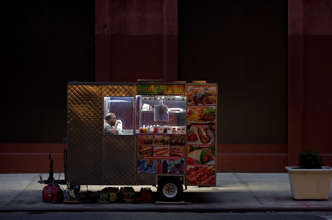 A nap képe: hotdog-oázis a Broadway közepén
