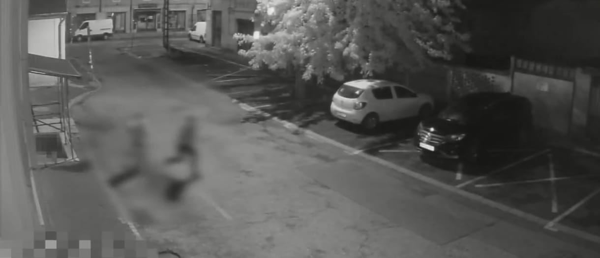 Másfél kilós betontömböt hajított egy 15 éves fiú az alvó hajléktalanra