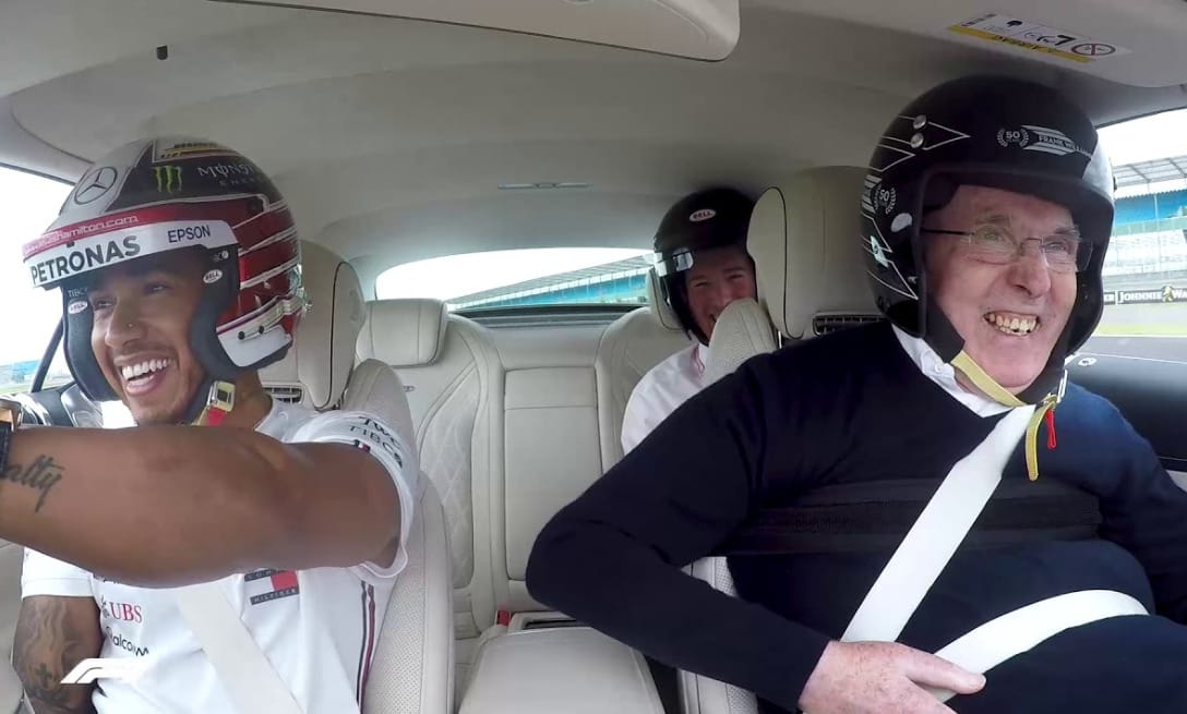 Videó: Lewis Hamilton vezet, Frank Williams kapaszkodik és élvezi