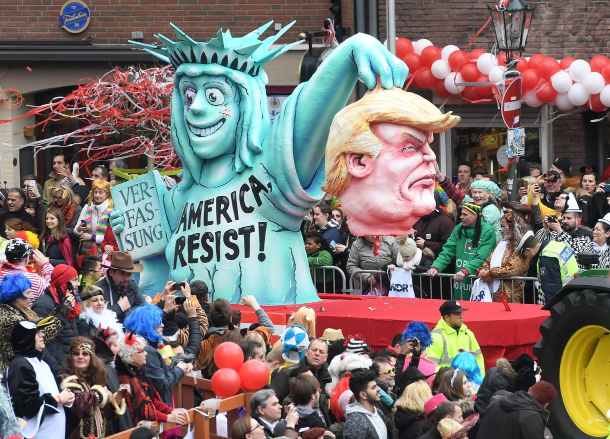 Az égiek nem akarják, hogy Merkel és Trump egy asztalhoz üljön
