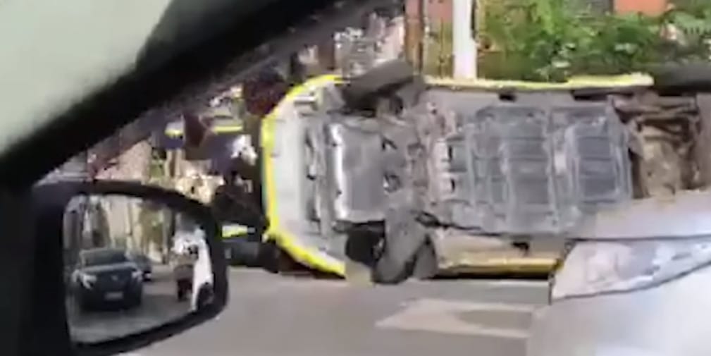 Felborult egy taxi a Sziget közelében