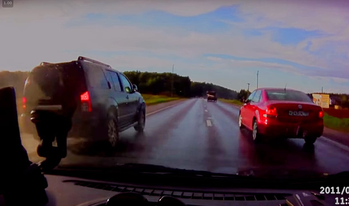 Itt egy tökéletes példa a rossz előzésre – videó