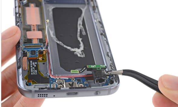 Végre bepillanthat a Galaxy S7 belsejébe
