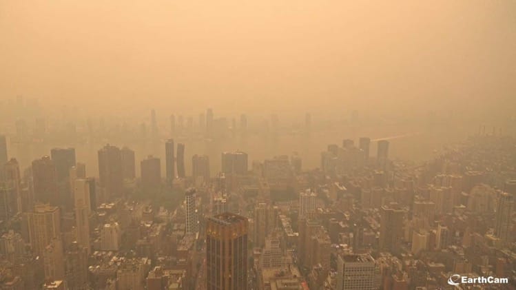 New York ege is narancssárga ködbe borult a kanadai erdőtüzek miatt – videó