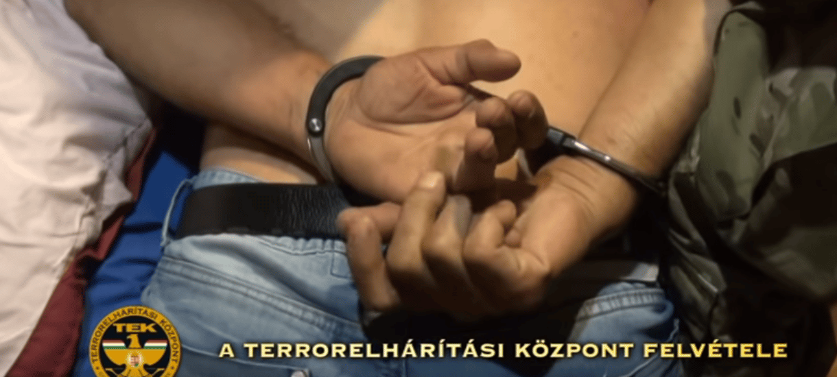 Videó: Pisztoly, puska, szamurájkard is volt egy most elfogott férfi házában