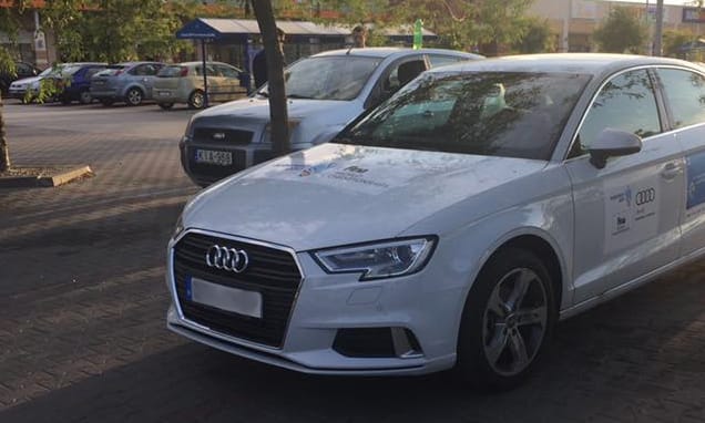 A nap fotója: vizes vb-s Audival parkoltak egyszerre négy helyre
