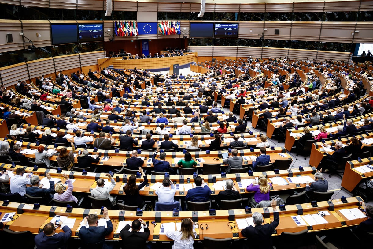 Závecz: A magyarok kétharmada azt várja az EP-be küldött politikusoktól, hogy a kormány álláspontját képviseljék
