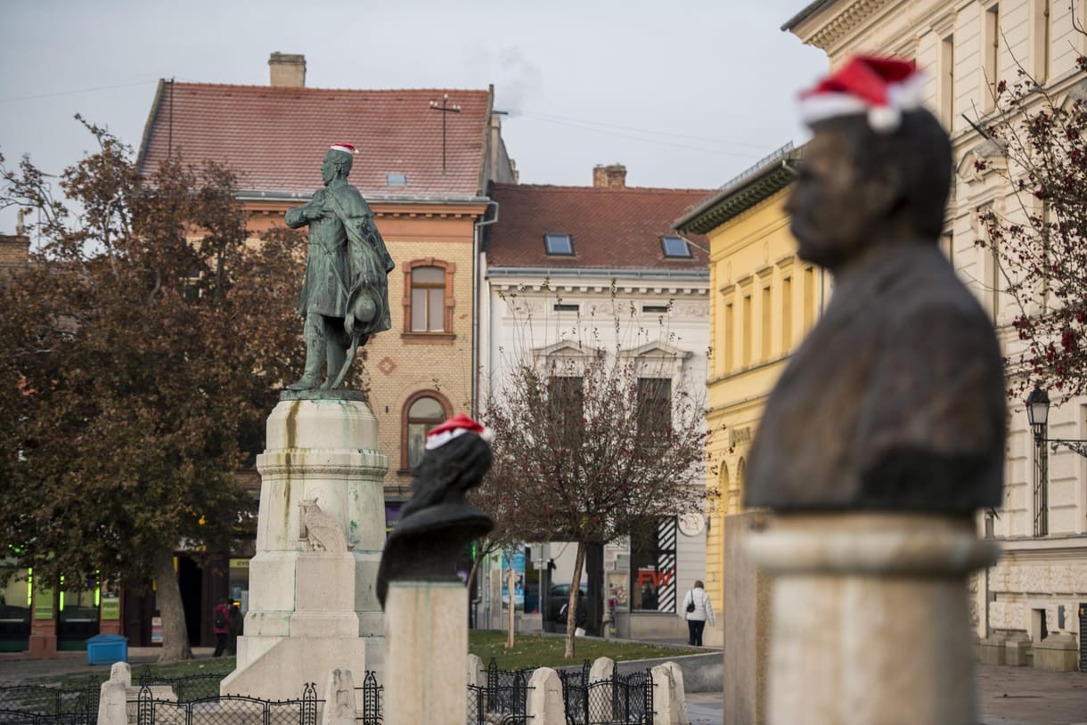 Mikulássapkákat tettek a pécsi szobrokra – fotók