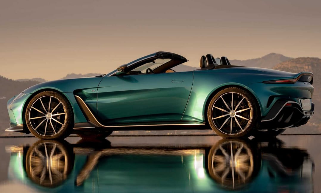 Biturbó V12-vel és nyitható tetővel hódít az új Aston Martin