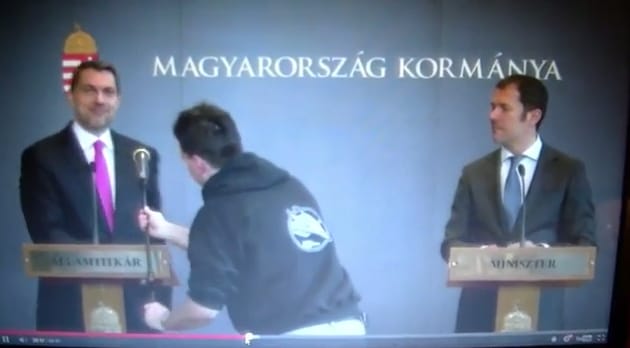 Videó: Lázárnak meggyűlt a baja a mikrofonokkal, és ezen elég jól mulatott