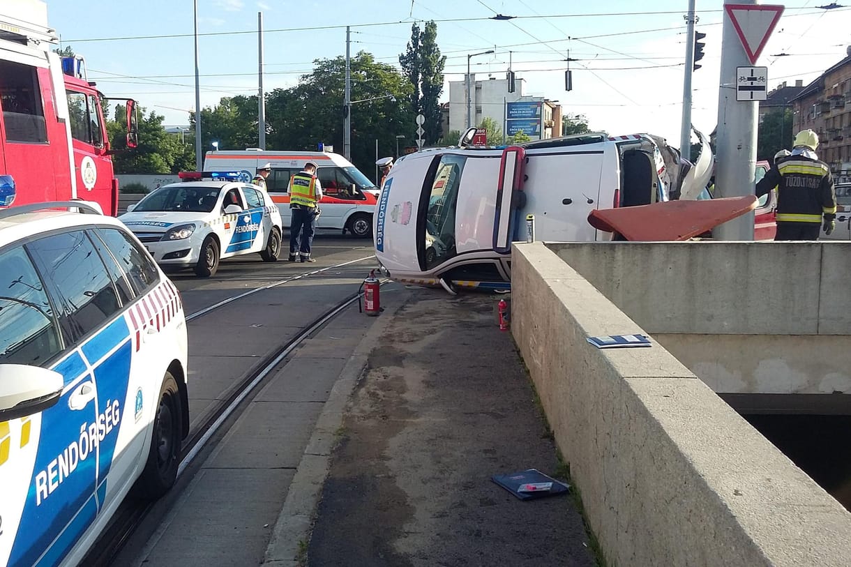 Rendőrautó borult fel a Róbert Károly körúton - fotó