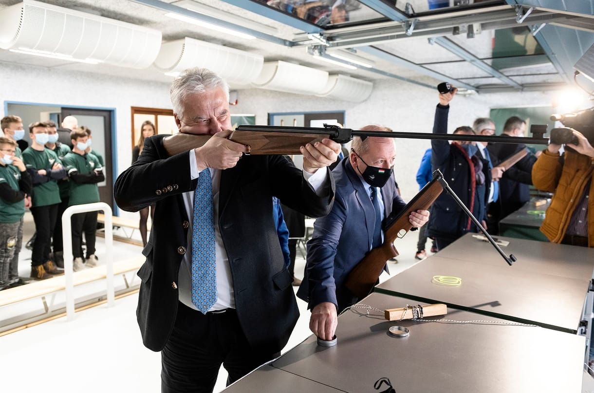 Semjén szerint helyes, ha egy kisfiú katonásdit játszik