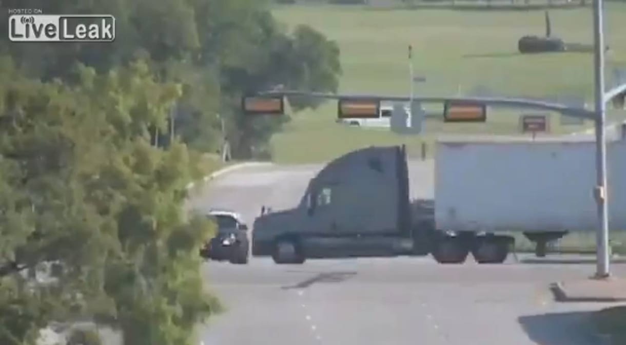 Videó: Így zúz szét egy rendőrautót egy hatalmas kamion