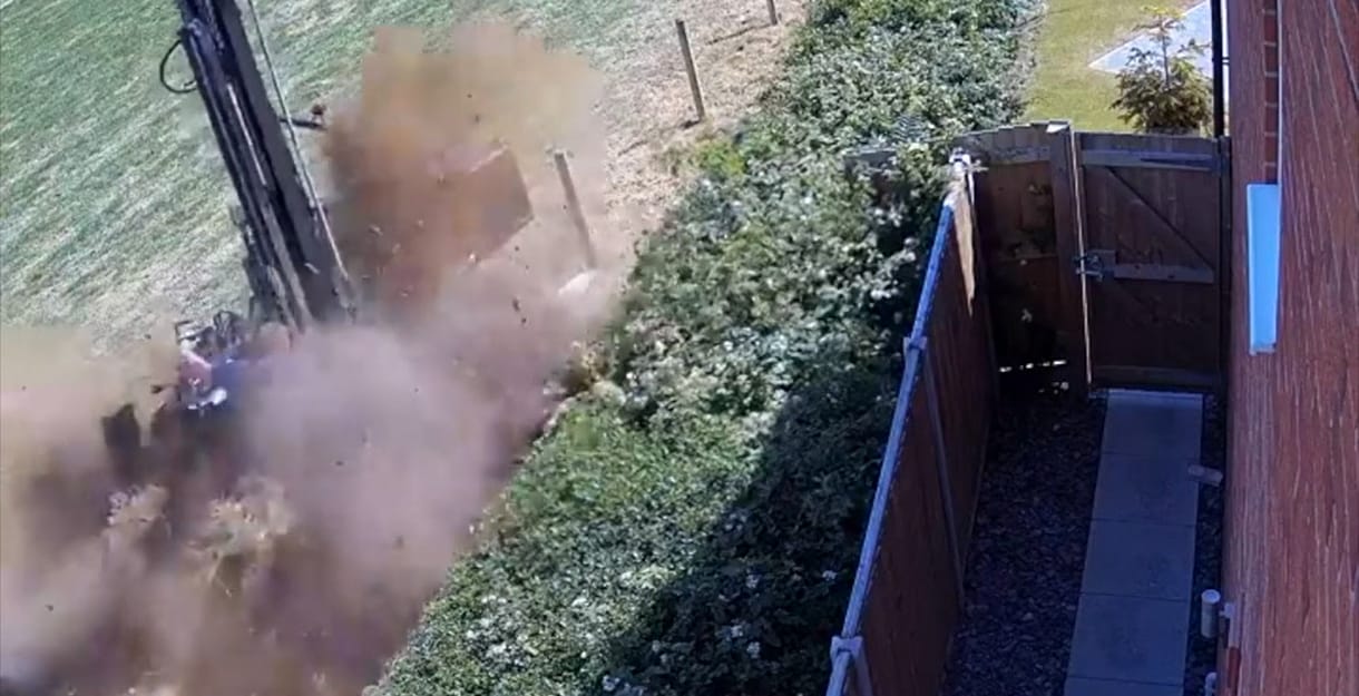 Felrobbantotta magát egy férfi kerítésépítés közben, de túlélte - videó