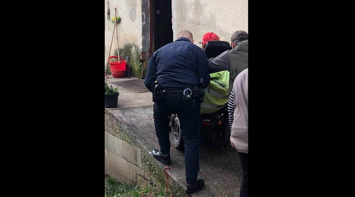 Elakadt kerekesszékes férfit segítettek ki a jólelkű rendőrök Tinnyén