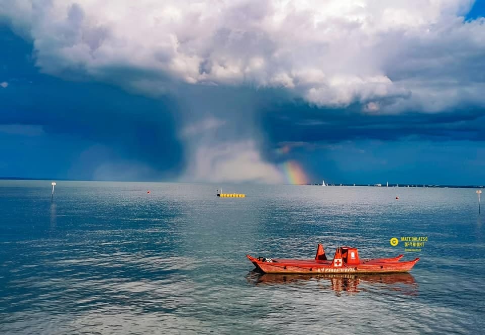 Furcsa, gombaszerű felhő jelent meg a Balaton fölött, de nyugalom, nem attól