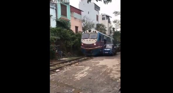 Videó: ilyen egy benézett parkolás, amelynek a roncstelep vége