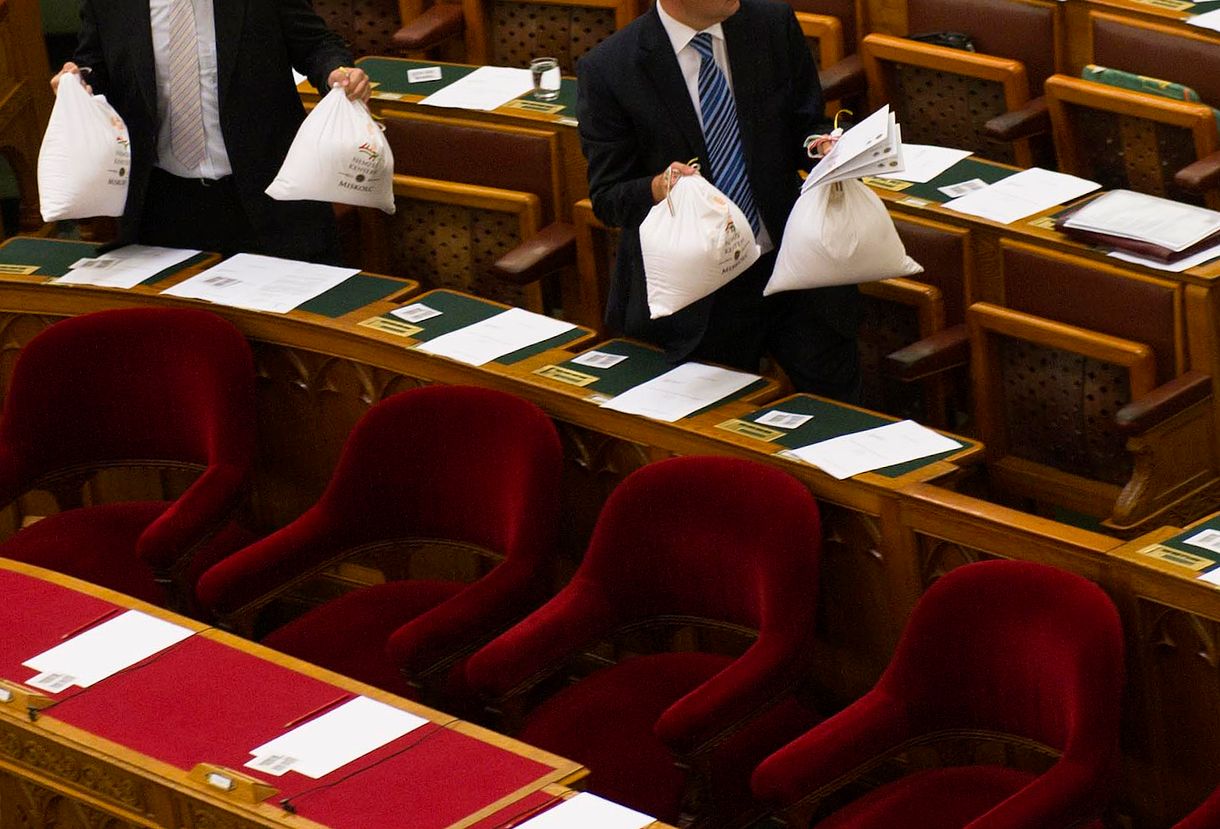 Holnap éjfélkor hozzák nyilvánosságra a képviselői vagyonnyilatkozatokat