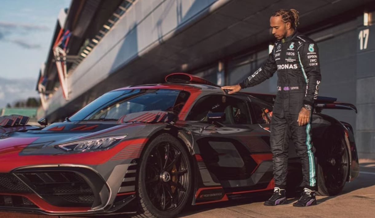 Megunta a hiperautókat Lewis Hamilton, inkább klasszikusokat gyűjt