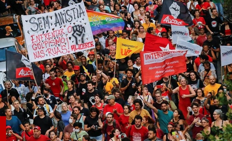Nincs amnesztia! – üzenték brazilok tízezrei a kongresszust megrohamozó Bolsonaro-híveknek