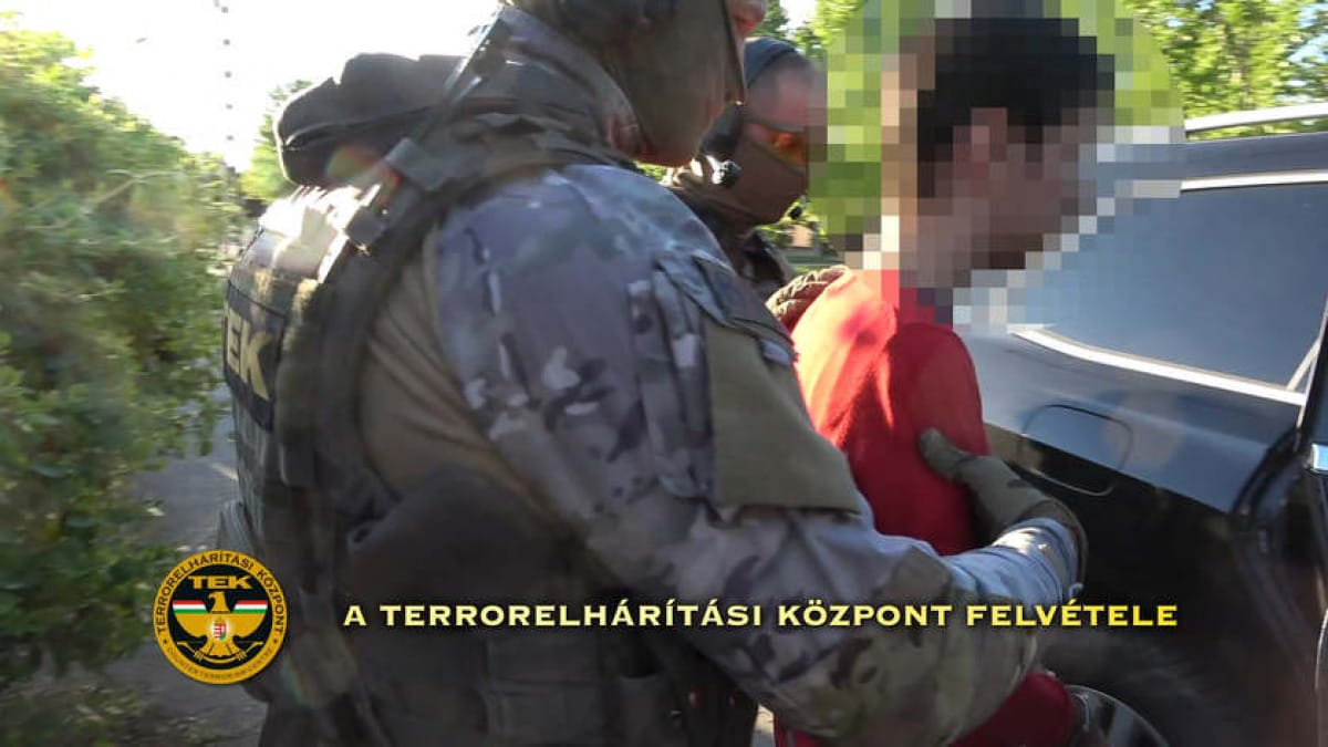 Blikk: A terrorváddal gyanúsított V. Kendét vezetőszáron vitték be előkészítő ülésére