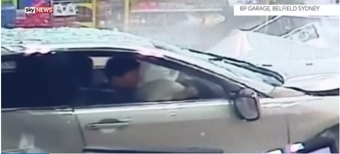 Rémisztő videó: autó rohant be egy benzinkúti boltba Ausztráliában
