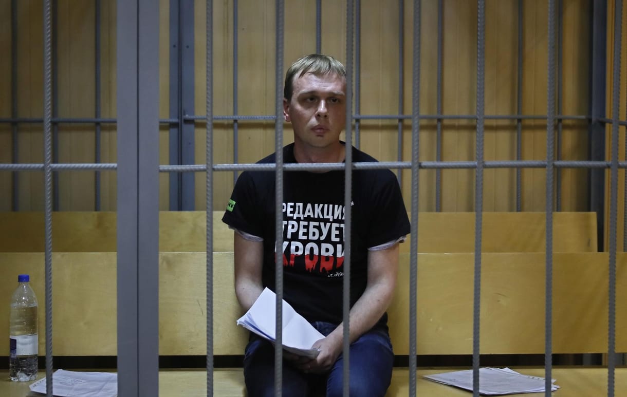 Két rendőr lett Putyin bűnbakja, amiért hamis bizonyítékokkal tartottak fogva egy újságírót