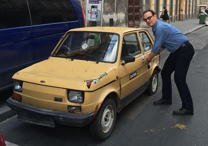 Most a Nádor utcában pózolt egy Kispolszkival Tom Hanks