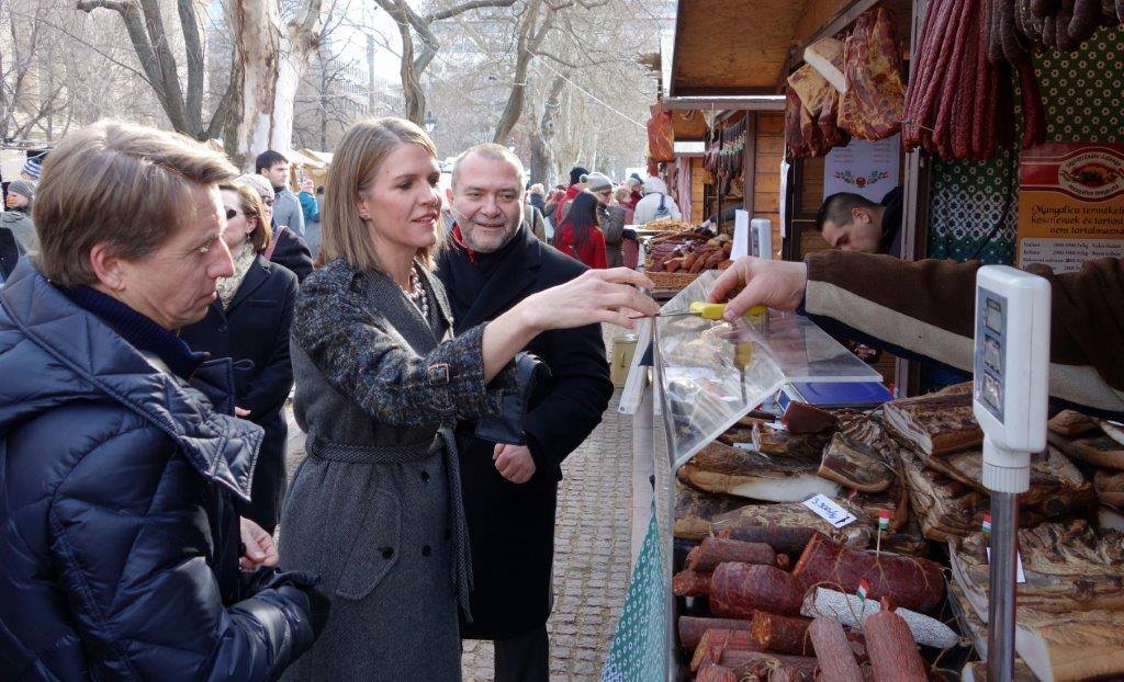 Fotók: A mangalicák közé ment Budapesten az új amerikai nagykövet