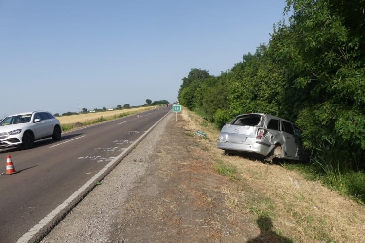 Balesetet okozó autóst keres a rendőrség, a vétlen sofőr súlyosan sérült