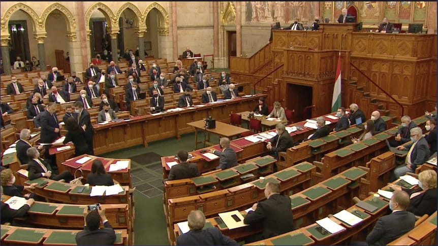 Bizonyítványt adott Szabó Tímea Orbánnak a Parlamentben