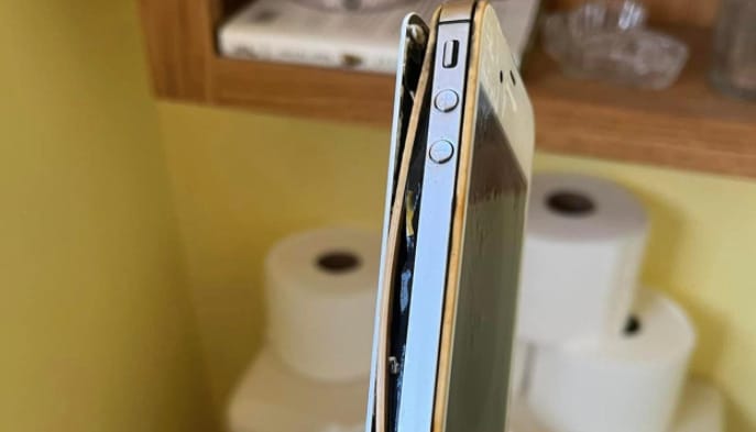 10 év után a vécéből került elő egy elveszett iPhone