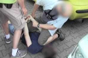 Így vittek földre drogdílereket a rendőrök egy ferencvárosi parkolóban – videó