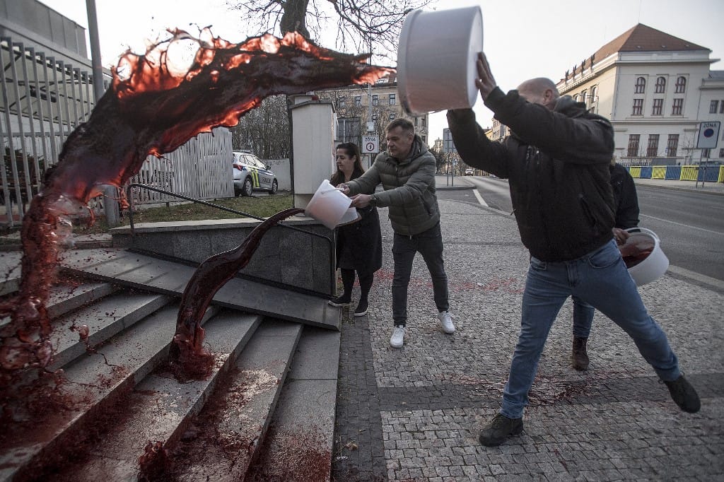 Művérrel öntötték le a prágai orosz nagykövetséget háború ellen tüntető oroszok