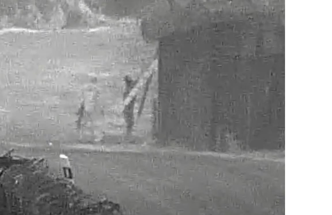  Videón, ahogy gépfegyverrel őrködik az embercsempész, amíg a migránsok beszöknek Röszkénél