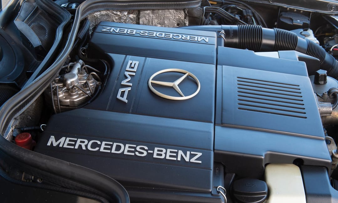 Leépítést és a beruházások befagyasztását tervezi a Mercedes