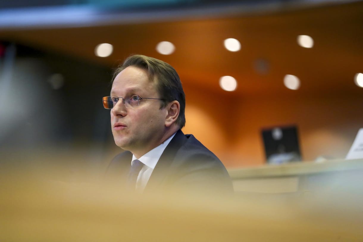 Az EP szerint a magyar uniós biztos az EU helyett Orbánt képviseli