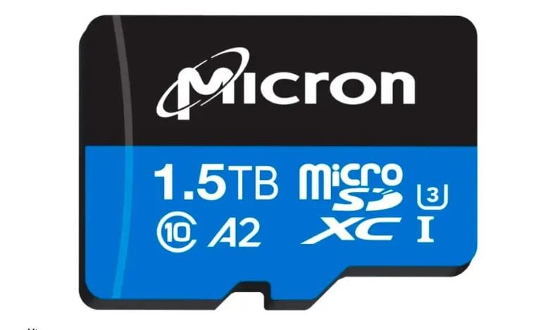 Ezen a körömnyi kártyán 1500 GB adat fér el