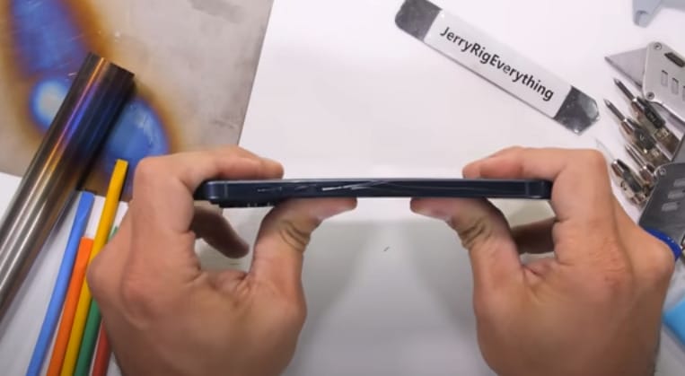 Most akkor hajlik vagy nem hajlik az új iPhone? Kinek van igaza?