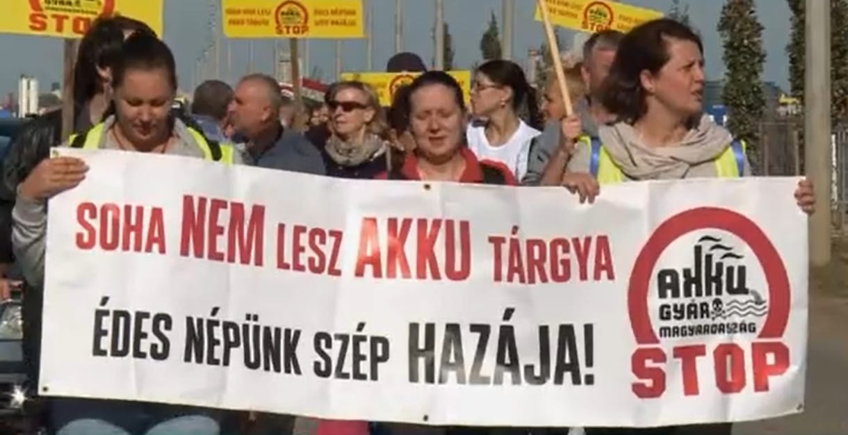 A nemzeti ünnepen is tüntettek a debreceni akkumulátorgyár ellen