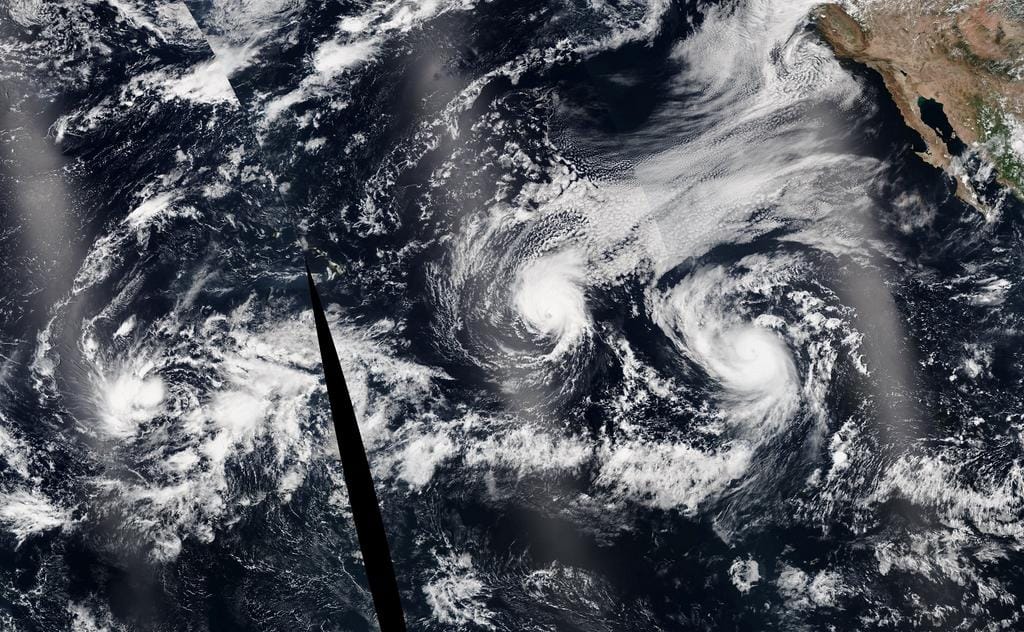 Ikerhurrikán közeledik Hawaii felé - műholdkép