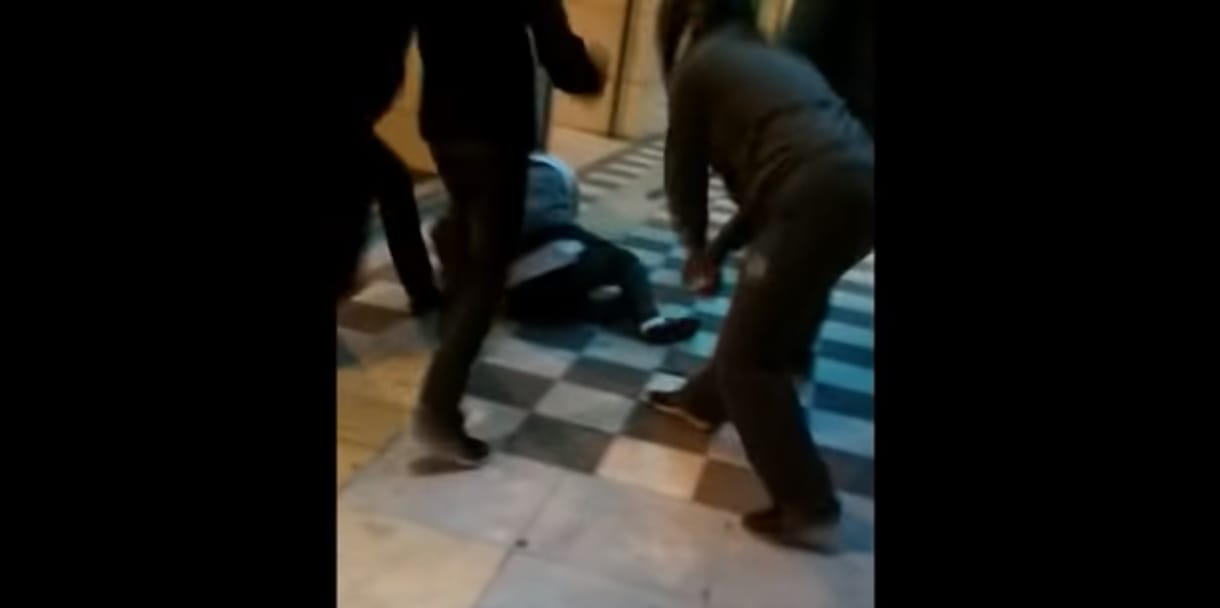 Athéni antifasiszták vernek meg egy magyar szurkolót egy netre feltett videón