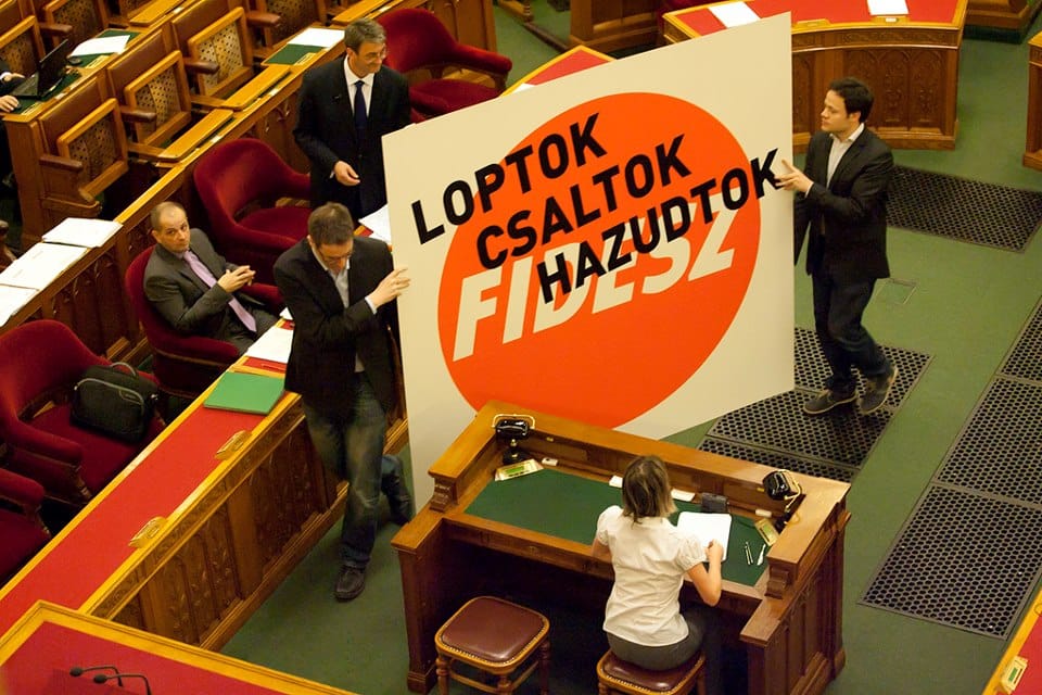 Elfogadta a Ház: Kövér 235 ezerre büntette a flashmobos képviselőket