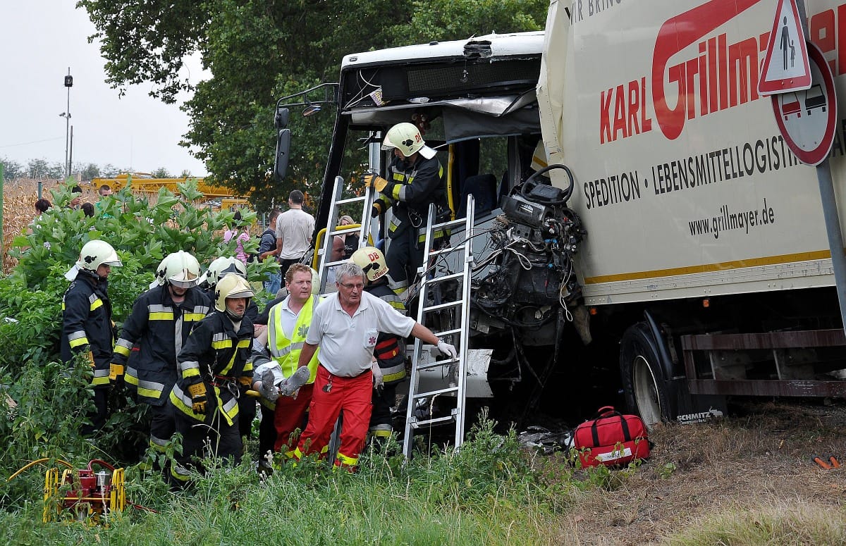 Volánbusz ütközött kamionnal